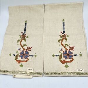 2 Vtg Mastercraft Handmade Embroidered Linen Handkerchief Napkins 13”x21”